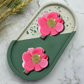 تصویر  گل سر پلاک دار سرخابی/ یا فاطمه الزهرا